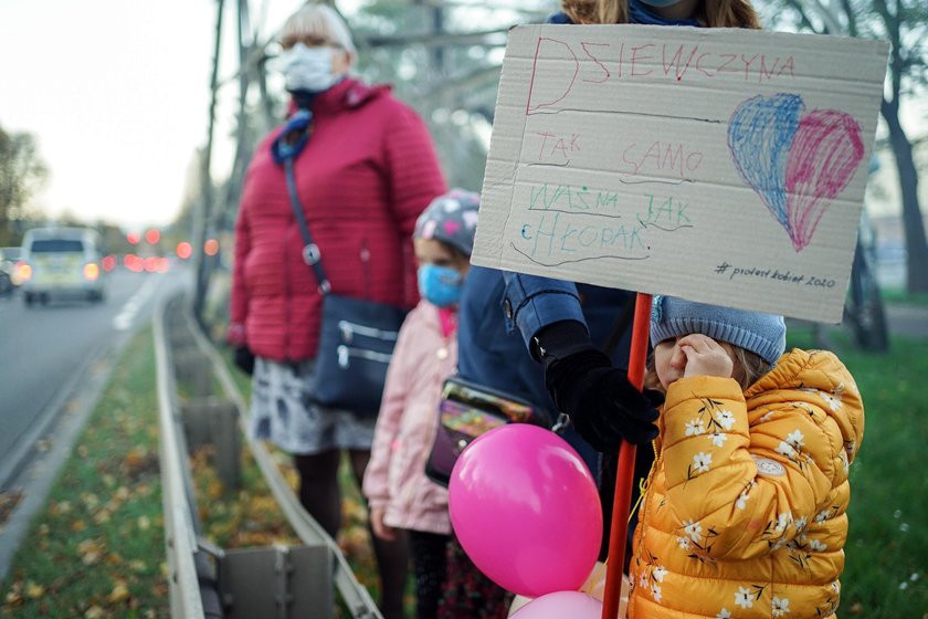 Emocje sięgają zenitu. Masowe protesty po wyroku ws. aborcji kontra apel premiera