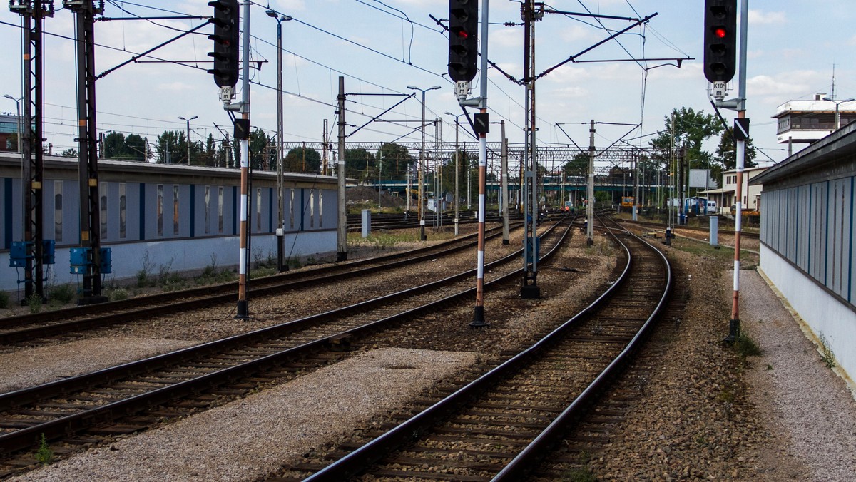 O godzinę krócej będzie trwała podróż koleją między Kielcami a Katowicami. Od 1 marca stolice dwóch regionów połączą też dwie nowe pary pociągów – poinformował wicemarszałek województwa świętokrzyskiego Jan Maćkowiak.