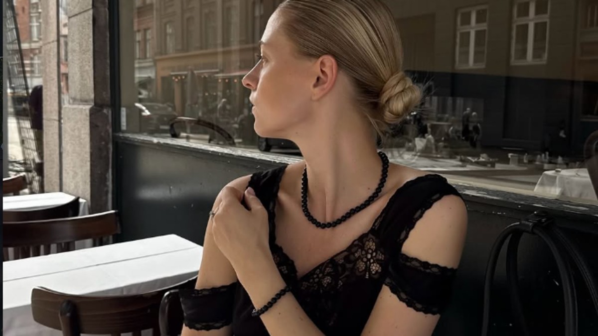 Niska uvijena punđa je hit proleća: Frizura koja izgleda elegantno, a pravi se za minut