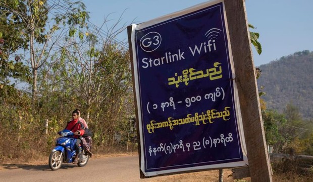 Starlink kafići su se pojavili širom Mjanmara pošto je hunta uvela isključenja interneta u nekim oblastima. | Foto: Thierry Falise/LightRocket via Getty Images