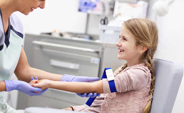 Pobieranie krwi u dziecka, badanie