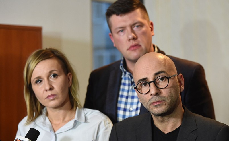 Magdalena Filiks (L), Jarosław Marciniak (tył) oraz Radomir Szumełda (P) z zarządu głównego Komitetu Obrony Demokracji