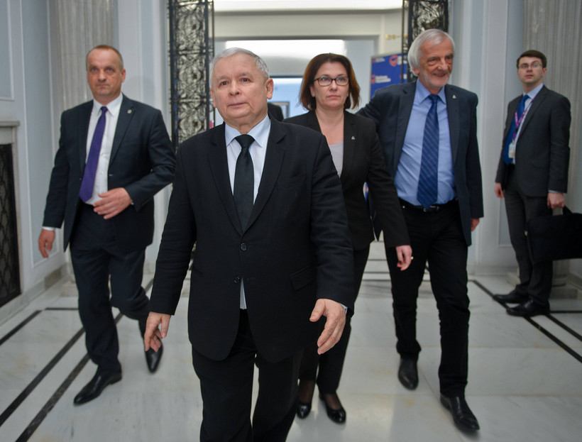 Decyzję o powołaniu Mazurek na funkcję rzecznika PiS podjął Komitet Polityczny PiS - dowiedziała się PAP w kierownictwie partii.