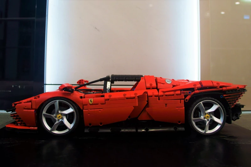 Ferrari Daytona SP3 w skali 1:8 z klocków LEGO 