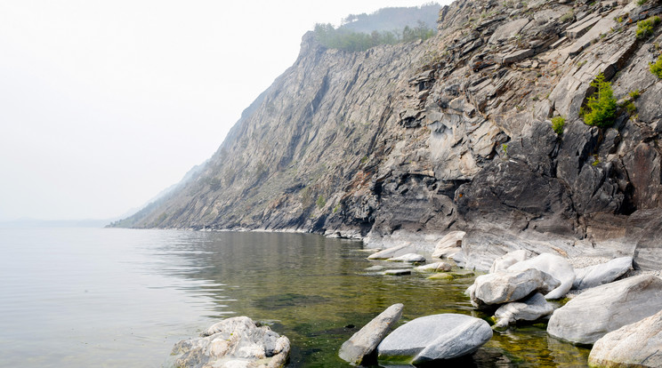 Gyönyörű és misztikus látványt nyújt a Bajkál-tó, ám csalókák az ösvények /Fotó: AFP