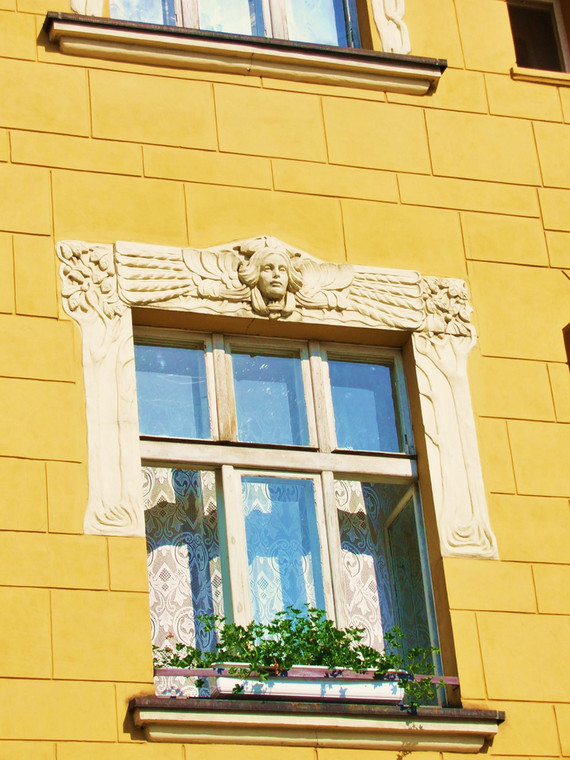 XIX-wieczna kamienica Rynek 4, w obramowaniach okiennych płaskorzeźby głów dziecięcych