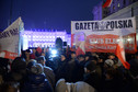 KOD i kluby "Gazety Polskiej". Demonstracje w Warszawie po zamieszaniu w Sejmie