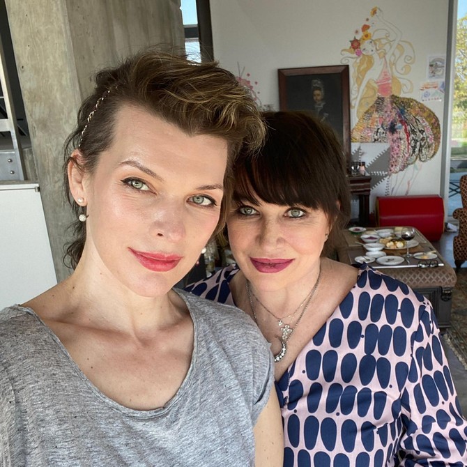 Mila Jovović sa majkom