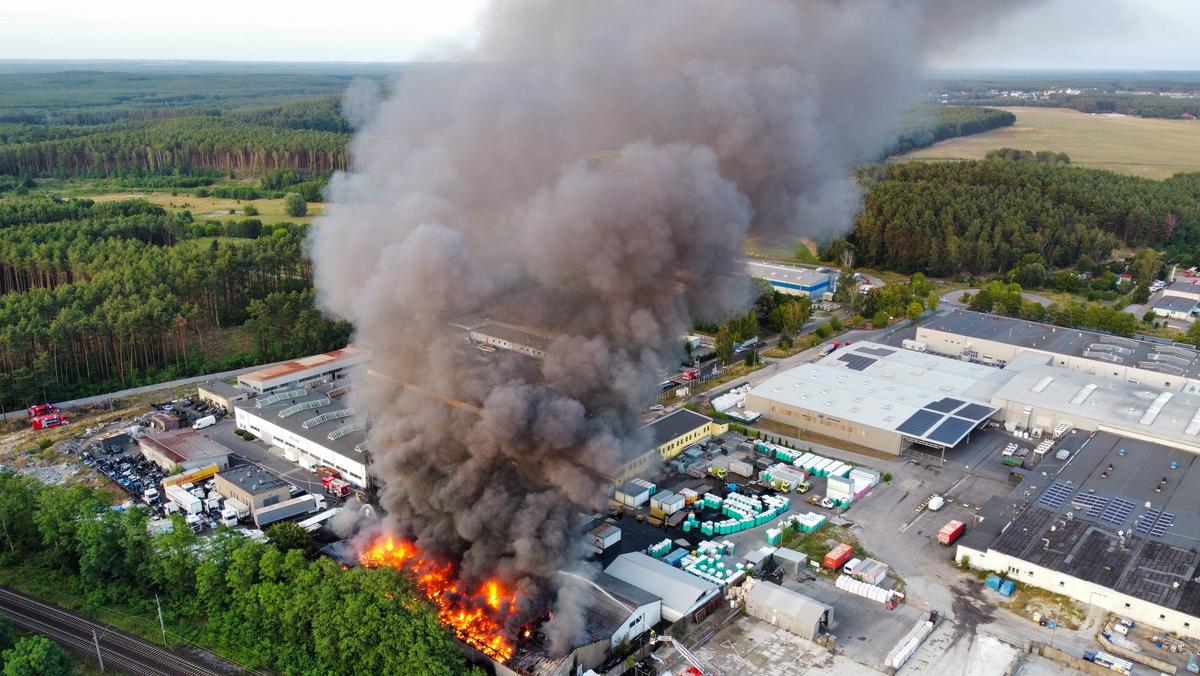 Akcja gaszenia pożaru hali, w której składowane były substancje niebezpieczne w zielonogórskim Przylepie
