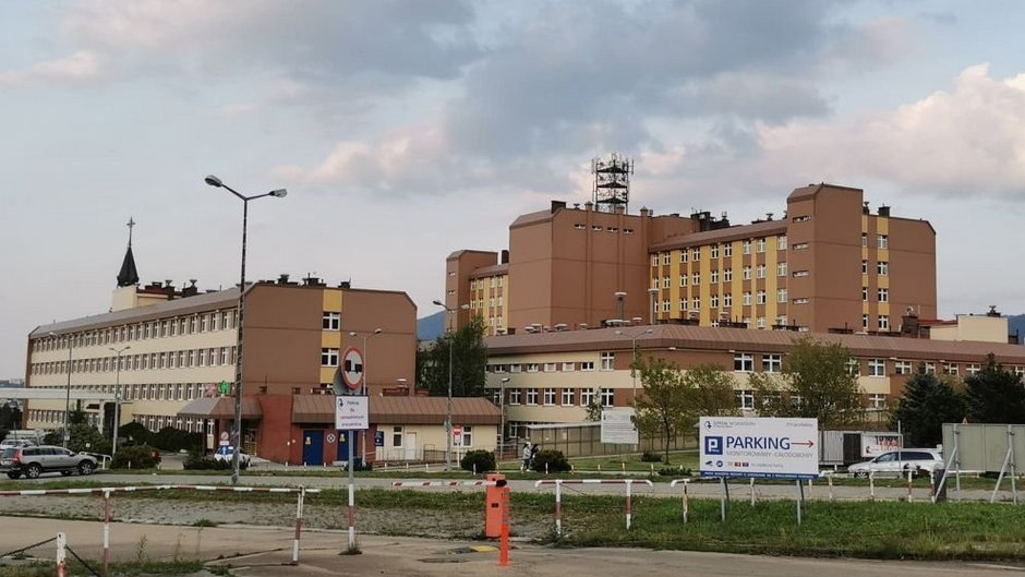 Szpital zmniejsza liczbę łóżek covidowych