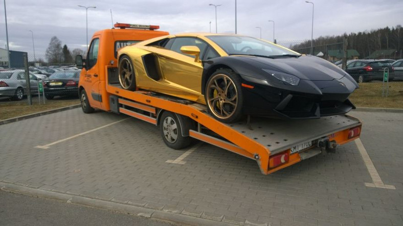 Nowe życie złotego Lamborghini Aventador na Litwie?