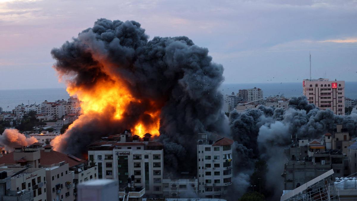 Dym i płomienie unoszą się po ataku izraelskich sił powietrznych na centrum handlowe w Strefie Gazy