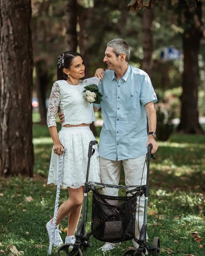 Treba se osloboditi straha i predrasuda i uživati u životu jer život čine male stvari. Treba biti zahvalan. Život mora da se nastavi bez obzira na bolest, samo mora da se nađe mera, kaže Zoran koji se zbog ljubavi prema Jeleni iz Beograda preselio u Vranje