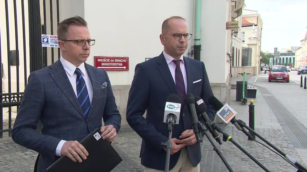 Posłowie Dariusz Joński i Michał Szczerba (KO)