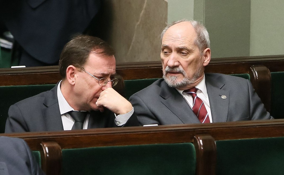 Koordynator służb specjalnych Mariusz Kamiński i szef MON Antoni Macierewicz