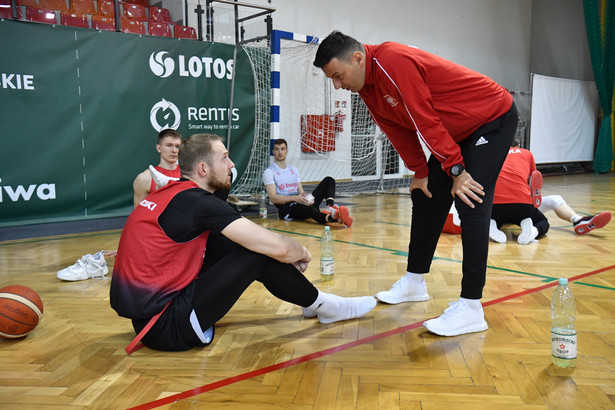 Selekcjoner reprezentacji Polski Igor Milicic (P) i Aleksander Dziewa (L) podczas ostatniego treningu kadry koszykarzy przed wyjazdem na mecz z Izraelem w eliminacjach do mistrzostw świata 2023, w hali OSIR Warszawa Bemowo