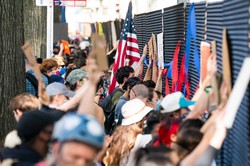 Kolejne protesty w USA. Tłum klęczał przed Białym Domem [WIDEO]