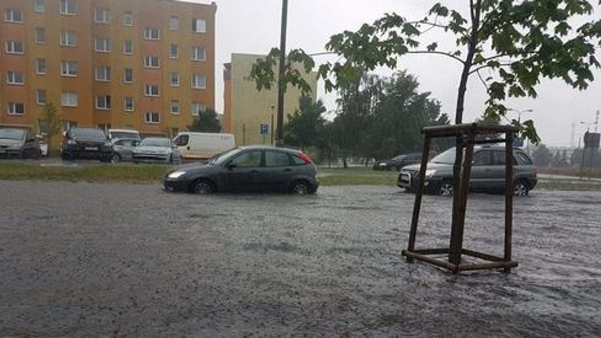 Powódź w Bydgoszczy. Ogromne opady deszczu, zalane ulice i stadion