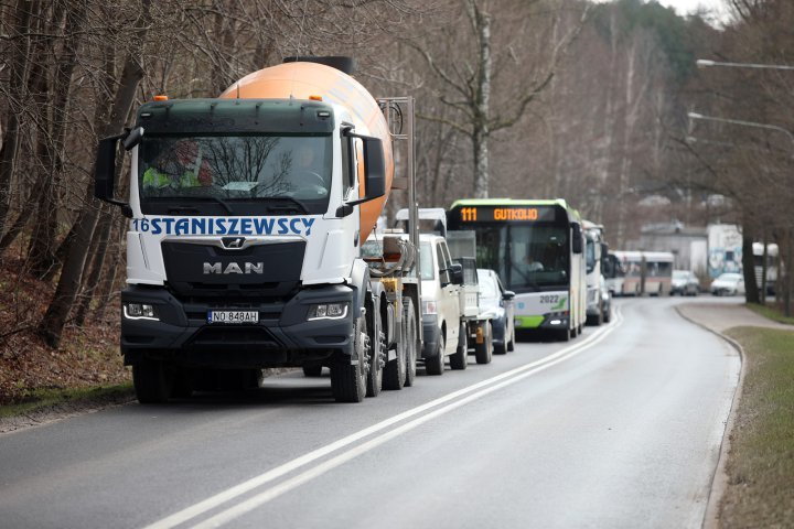 Wypadek na ul. Bałtyckiej w Olsztynie. Kierowca osobowego volvo zderzył się z ciężarówką [ZDJĘCIA]