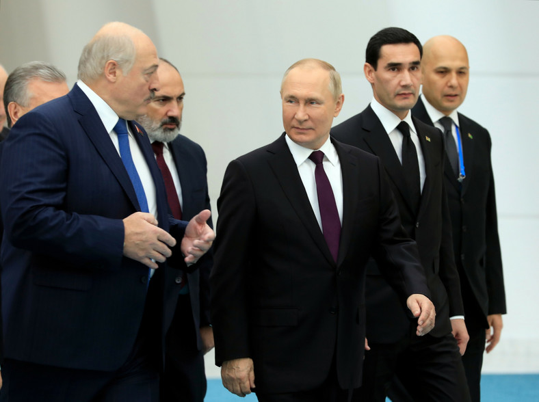 Pezydent Białorusi Aleksander Łukaszenko, premier Armenii Nikol Paszynian, prezydent Rosji Władimir Putin i prezydent Turkmenistanu Serdar Berdimuhamedow, 14 października 2022 r. 