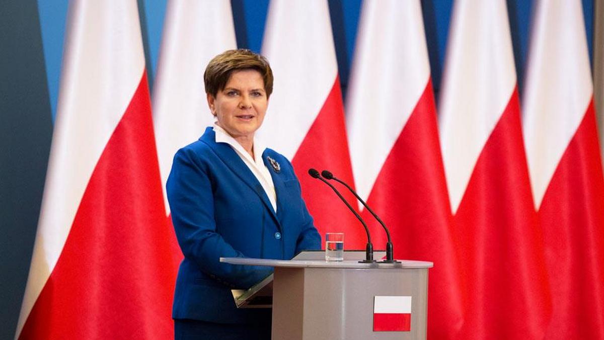 Beata Szydło konferencja prasowa flaga flagi polska ue unia europejska
