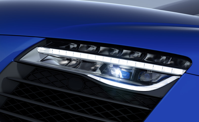 Pamiętasz? W 2008 roku pojawiło się audi R8, czyli pierwszy na świecie produkowany seryjnie samochód, wyposażony w pełni diodowe reflektory. Po modernizacji w 2012 roku pojawiły się kierunkowskazy ze zdynamizowanym sposobem sygnalizowania - pomarańczowy pasek rozświetla się w kierunku skręcania. Wreszcie w odmłodzonym audi A8 w 2013 roku zadebiutowały reflektory diodowe Audi Matrix LED. Teraz niemieccy inżynierowie sięgnęli jeszcze wyżej - na drogach na pokładzie audi R8 LMX debiutują światła drogowe generowane są przez wiązkę laserową...