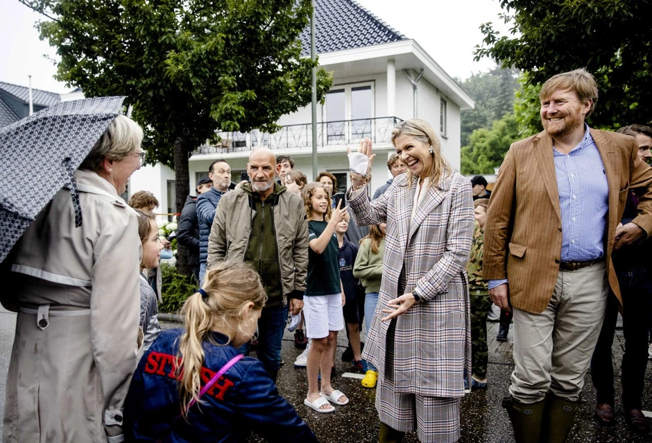 Holandski kralj i kraljica u poseti mestima pogođenim poplavama