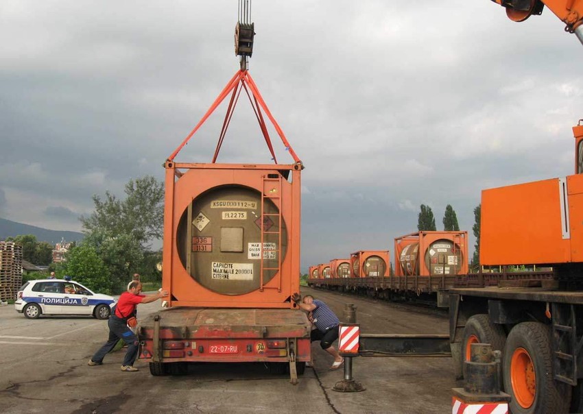 Cisterne sa CS2 do železničke kompozicije prevoze kamionom