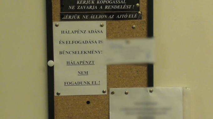 Hálapénz: bilincsben vittek el két főorvost és asszisztensüket a rendőrök