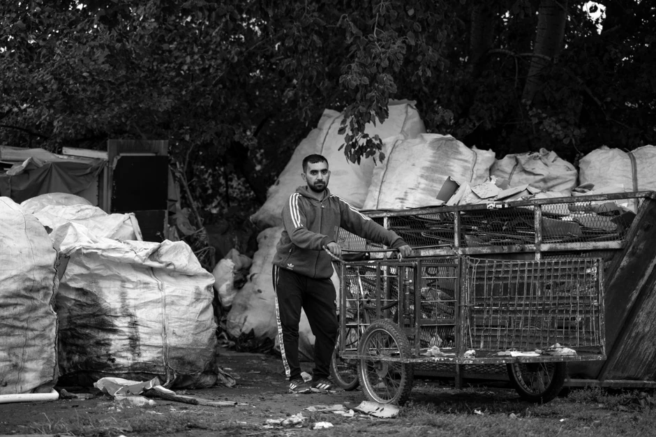 Od kontejnera do kontejnera, Enis i Kosta idu starim biciklama, te Sever ima želju da im makar to olakša nabavkom električnih bicikala.