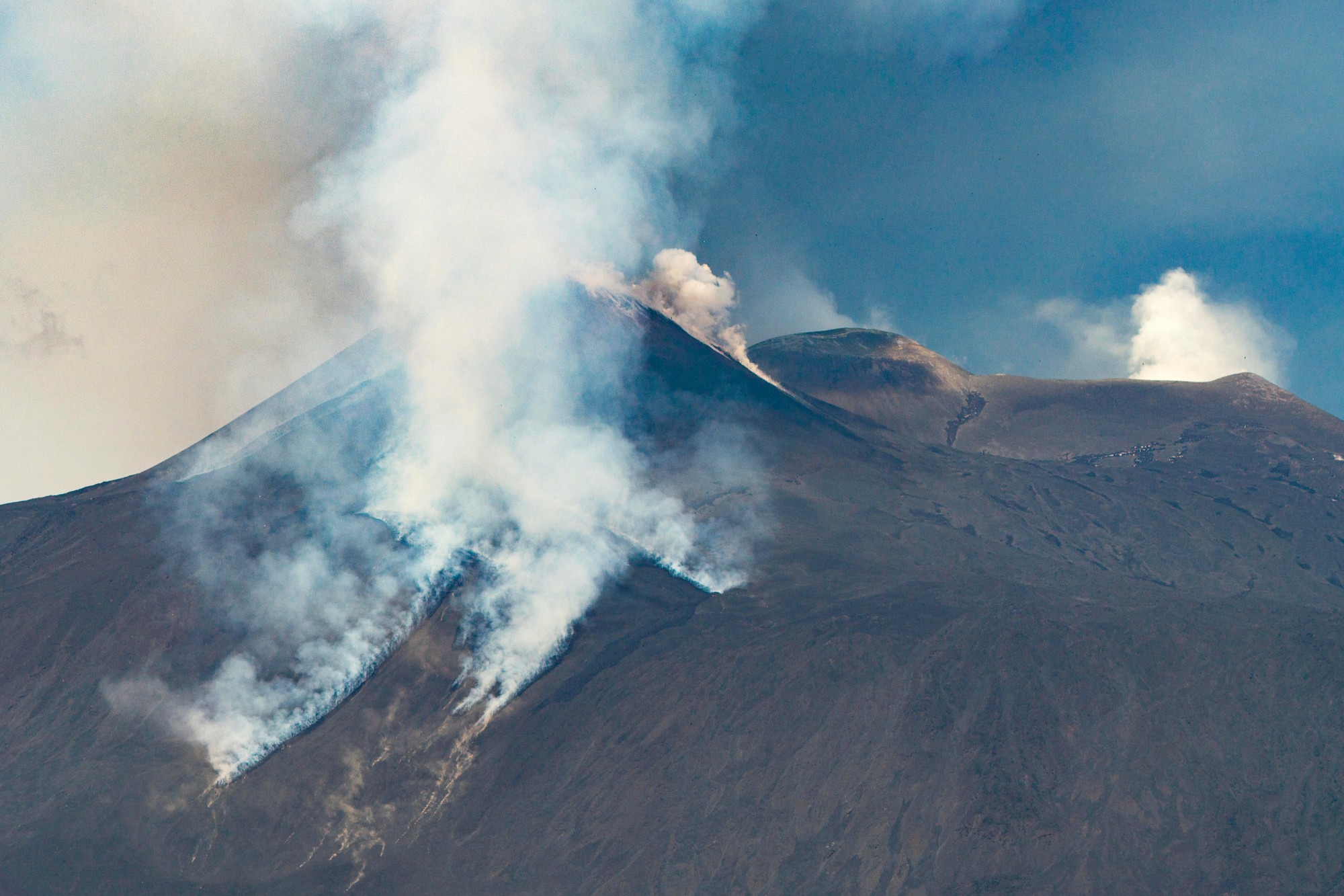 Etna chrlila do vzduchu dym a popol.