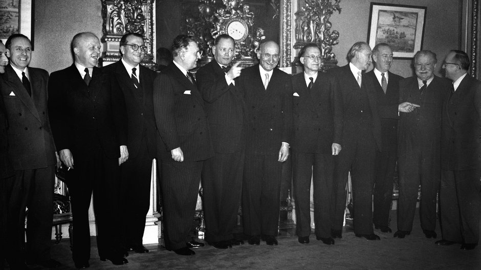 "Ojcowie założyciele" Europy w 1951 podczas ceremonii podpisania umowy o utworzeniu Europejskiej Wspólnoty Węgla i Stali