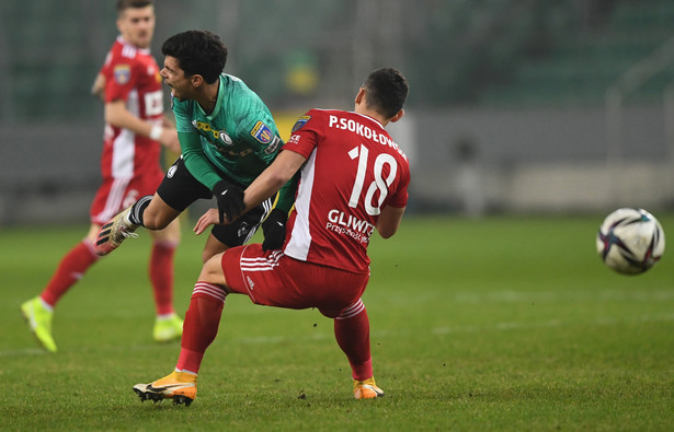 Zawodnik Legii Warszawa Luquinhas (L) i Patryk Sokołowski (P) z Piasta Gliwice podczas ćwierćfinałowego meczu piłkarskiego Pucharu Polski