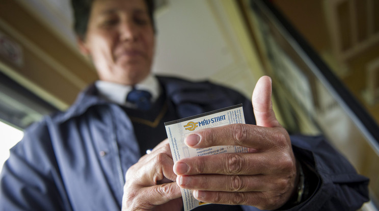 A MÁV arra kéri az utasokat, hogy a javítás idején a menetjegyeket a pénztárakban, a vonatok fedélzetén, a jegykiadó automatáknál, valamint az Elvirán vásárolhatják meg / Fotó: MTI/Rosta Tibor
