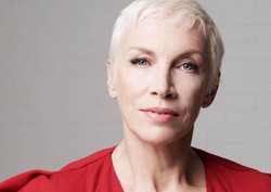 Annie Lennox z nostalgią jest do twarzy