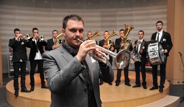 Dejan Petrović sa orkestrom u skupštini u Briselu