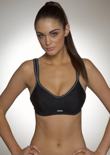 Lauren Budd specjalizuje się w sesjach dla firm bieliźniarskich. U nas w kostiumach kąpielowych Figleaf