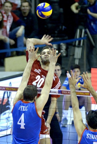 Serbowie pokonani. Kurek bohaterem. Polscy siatkarze biżej awansu