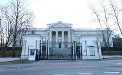 Poseł PiS: Wyburzyłbym ambasadę Rosji w Polsce