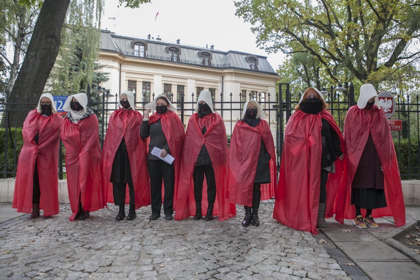 Bunt podręcznych przed siedzibą Trybunału Konstytucyjnego