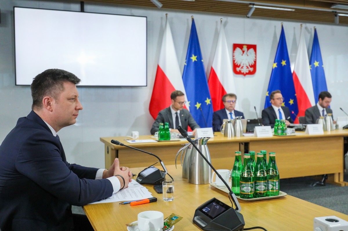 Były szef Kancelarii Prezesa Rady Ministrów Michał Dworczyk (L) podczas przesłuchania przez sejmową komisję śledczą do zbadania legalności, prawidłowości oraz celowości działań podjętych w celu przygotowania i przeprowadzenia wyborów Prezydenta Rzeczypospolitej Polskiej w 2020 r. w formie głosowania korespondencyjnego