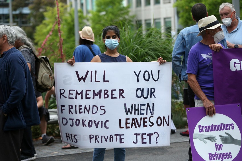"Da li ćete se setiti naših prijatelja kad Đoković ode svojim privatnim avionom?" - Protest zbog zatvorenih izbeglica u Melburnu
