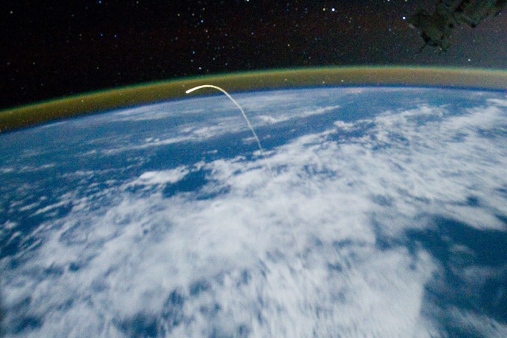 Prom kosmiczny Atlantis opuszczający atmosferę Fot. dzięki uprzejmości NASA / JPL-Caltech