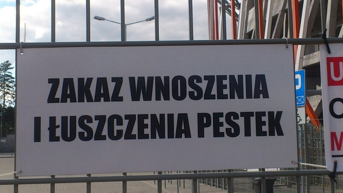 Na dzień przed koncertem w Opolu zwołaliśmy próbę do Proximy. On wrócił z urlopu 17 i pół godziny wcześniej. Zdążył jedynie dolecieć do Berlina, zostawić ciuchy w Zielonej Górze i po 3 godzinach snu wsiąść w pociąg do Warszawy. Obawiałem się tego opolskiego koncertu. Nie dość że w wakacje mieliśmy okres roztrenowania, to nawet przy regularnym ćwiczeniu, trudno się wraca do najwyższej formy. A do tego jeszcze anplakt-który nawet przy regularnych trasach, stanowi spore, kondycyjne wyzwanie. Tak mi się przynajmniej wydawało. A tu miłe zaskoczenie. Gdybym wiedział, że tak dobrze pójdzie to Opole, to brałbym to w piątek w ciemno. Nie martw się o rzeczy, na które nie masz wpływu, rzecze mi w takich sytuacjach Joanna. Wieczorem już się nie martwiłem, gdyśmy pięknie ulegali we Frankfurcie Niemcom.