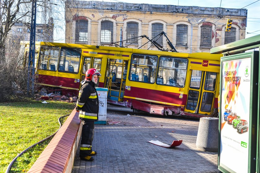 Grudzień 2016: wykolejenie tramwaju na pl. Reymonta w Łodzi