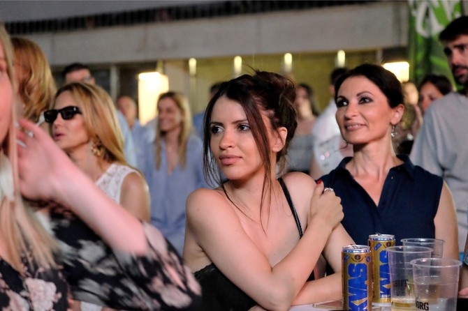 Milica Samardžija u publici, dok Vlada peva