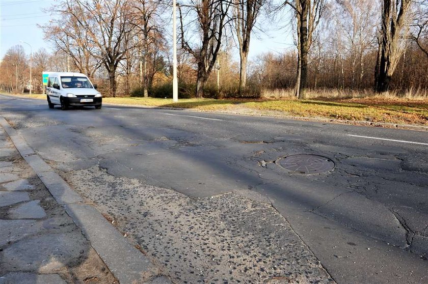 Urzędnicy! Naprawiajcie drogi bez pytania!