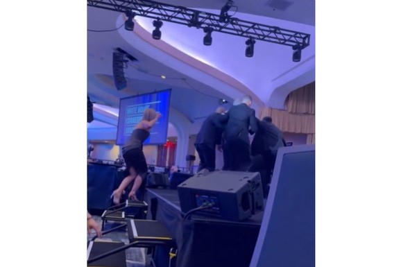 KENEDI, A GDE TI JE ŽENA?! Trampov ministar beži sa telohraniteljima, PRESTRAVLJENA supruga sama trči za njima (VIDEO)