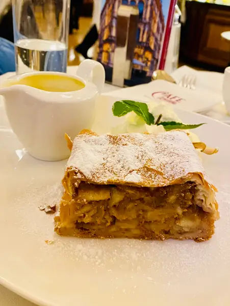 Apfelstrudel podaje się w Austrii i Czechach