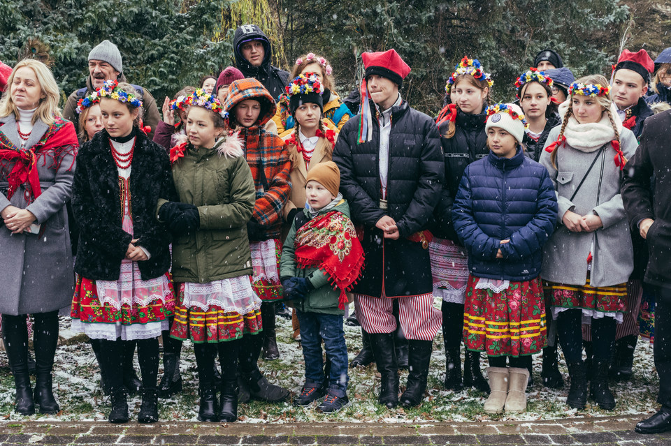 "Gości weselnych" wciąż przybywało. Wielu krakowian założyło elementy stroju ludowego